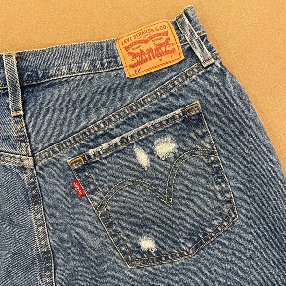 Women’s Levi’s 501 Distressed Jean Shorts Size 33 - Picture 5 of 13